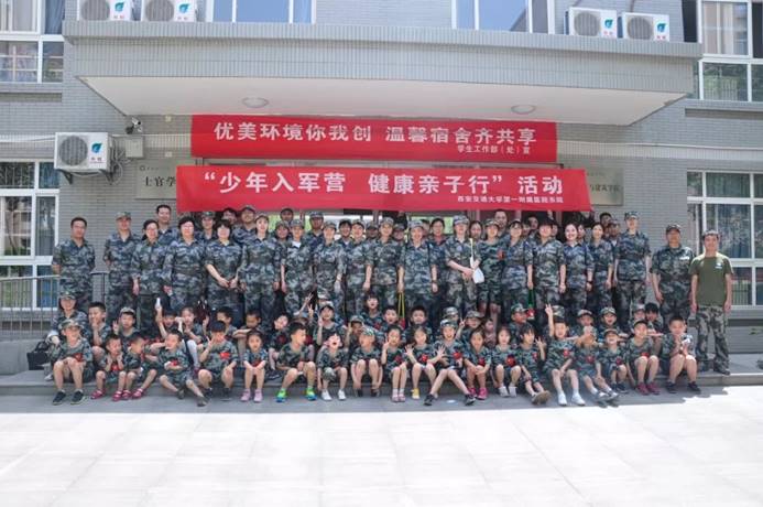 图片包含 建筑物, 人员, 户外, 地面描述已自动生成